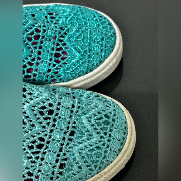 Steve Madden size 13 crochet sneakers - Picture 3 of 5